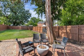 Terrace/patio - Massive 5BR Historic CozySuites House (Alexandria)