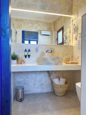 Suite Cúpula Deluxe | Bathroom | Shower, hair dryer, towels - Moona Hostal Altea (Altea)