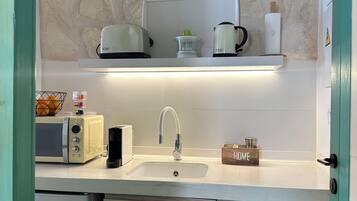 Habitación superior con 1 cama matrimonial o 2 individuales | Cocina privada | Cafetera de espresso, cafetera y tetera y tetera eléctrica