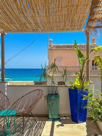 Terraza o patio. Moona Hostal Altea