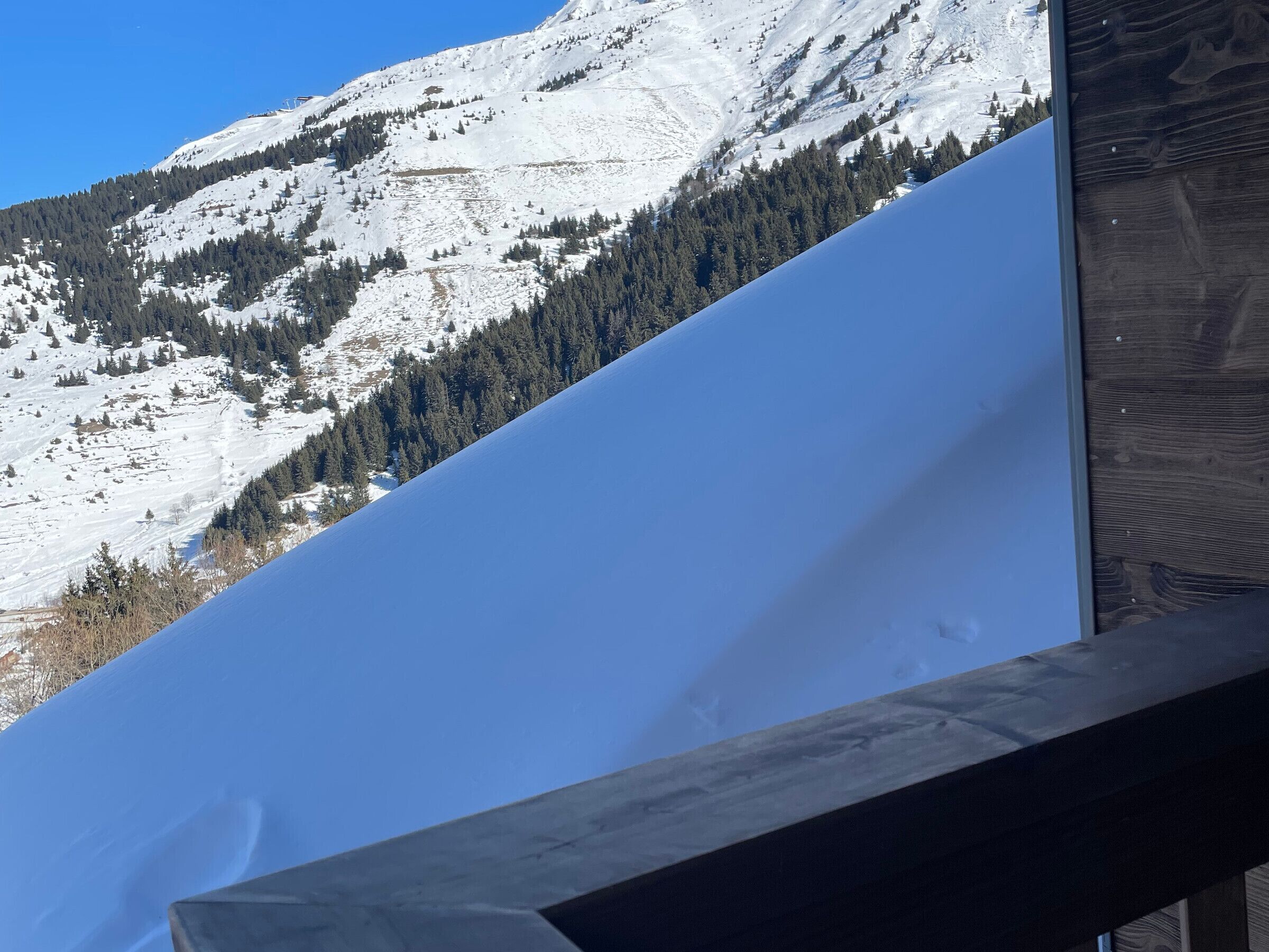 Une montagne enneigée sous un ciel dégagé.