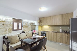 Kühlschrank, Ofen, Herdplatte, Wasserkocher mit Kaffee-/Teezubehör