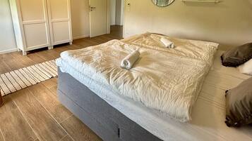 3 bedrooms, iron/ironing board, free WiFi, bed sheets