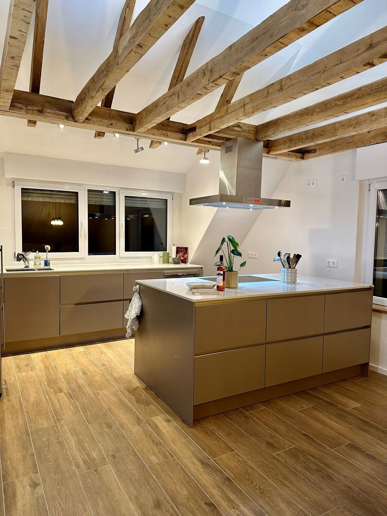 冷蔵庫、オーブン、コンロ、食器洗い機