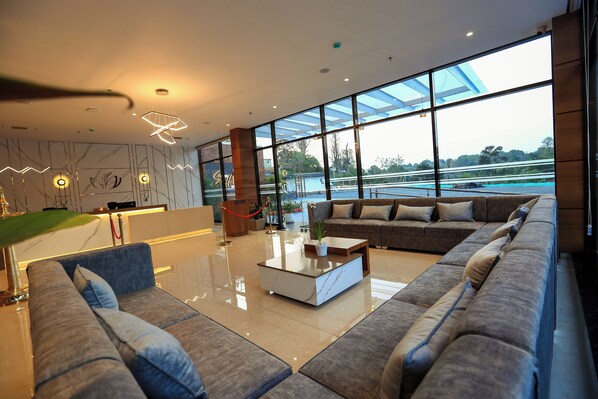 Lobby sitting area - Hotel Saffron Wayanad (Sulthan Bathery)