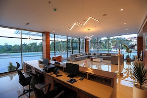 Lobby sitting area - Hotel Saffron Wayanad (Sulthan Bathery)