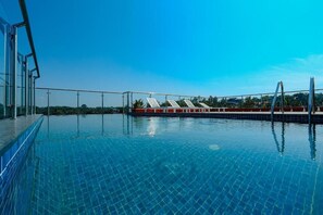 Outdoor pool - Hotel Saffron Wayanad (Sulthan Bathery)