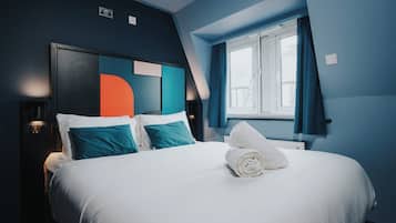 Escritorio, cortinas blackout y ropa de cama