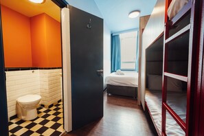 Habitación familiar | Baño | Ducha, jabón, champú y papel higiénico
