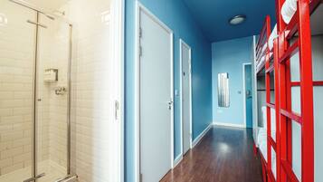 Buồng tắm vòi sen, xà phòng, dầu gội, giấy vệ sinh