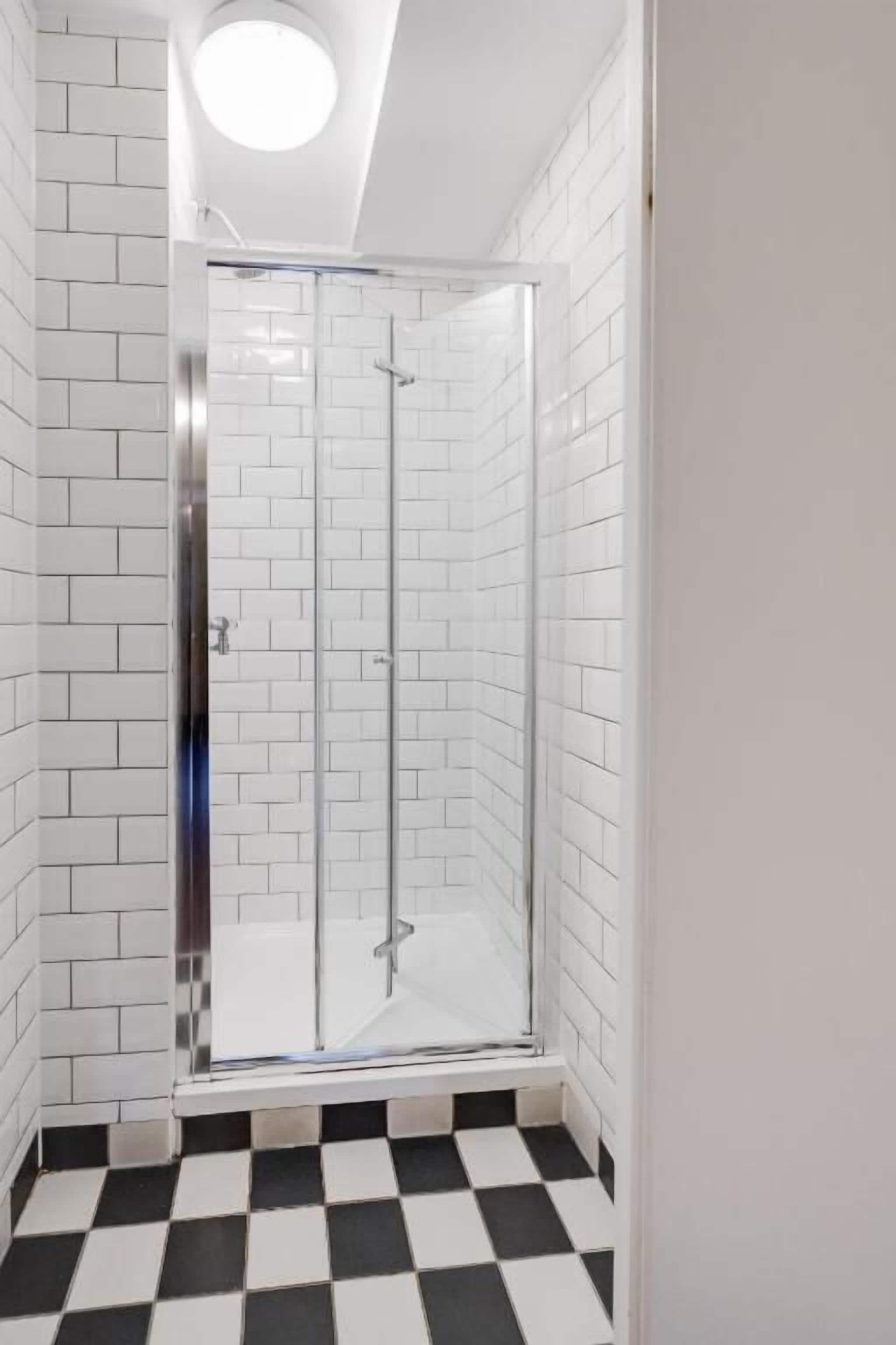 Dusche, Seife, Shampoo, Toilettenpapier