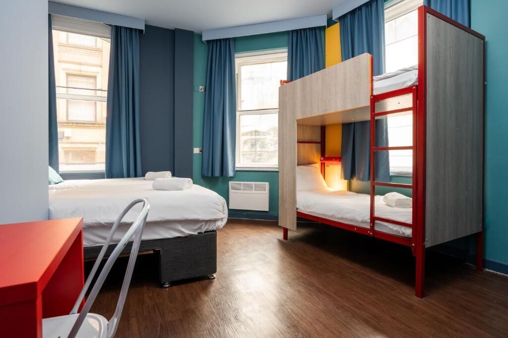 مكتب وستائر تعتيم وملاءات أسرّة