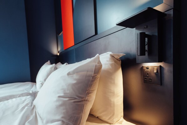 Desk, blackout drapes, bed sheets - Kabannas Liverpool (Liverpool)