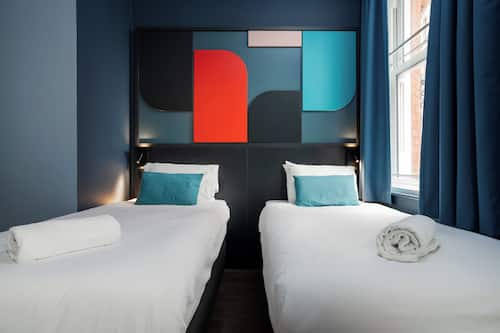 Twin Room | Desk, blackout drapes, bed sheets