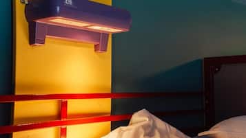 Escrivaninha, cortinas blackout, roupa de cama