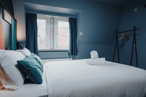 Skrivebord, blendingsgardiner og sengetøy