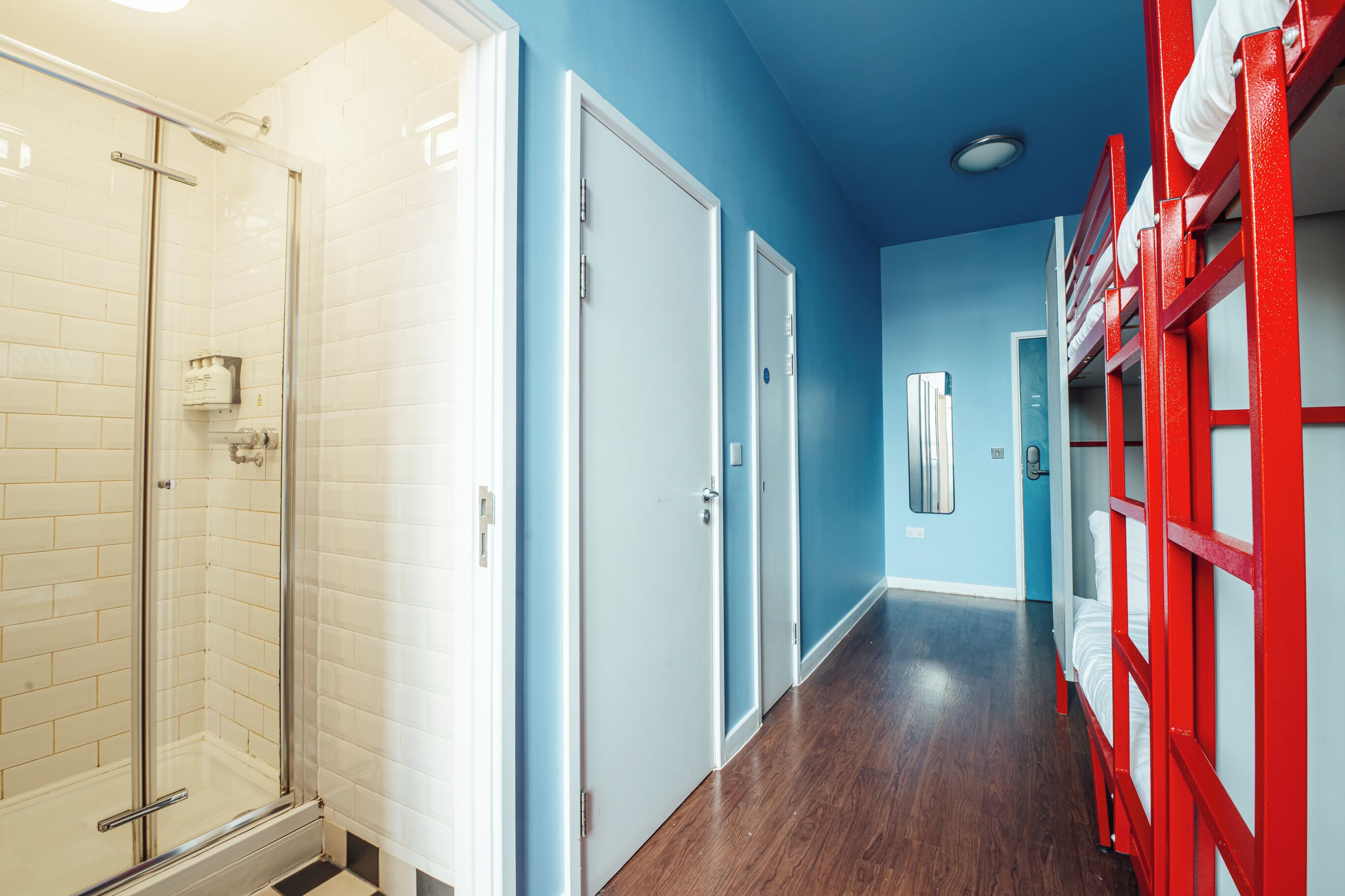 Bed in 6 bed ensuite dorm | Baño | Regadera, jabón, shampoo, papel de baño 