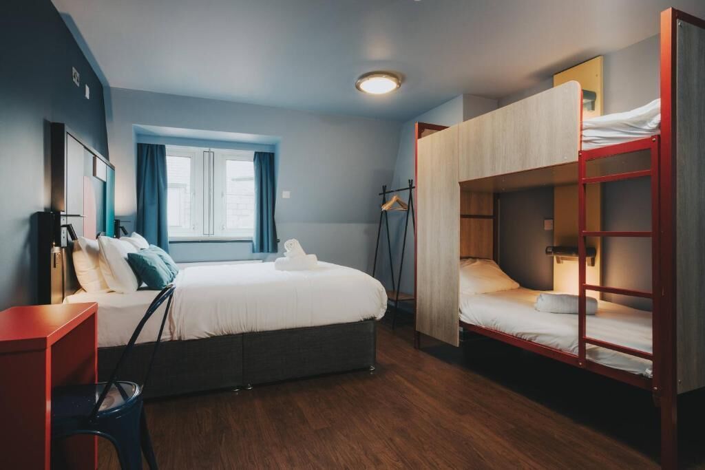 مكتب وستائر تعتيم وملاءات أسرّة