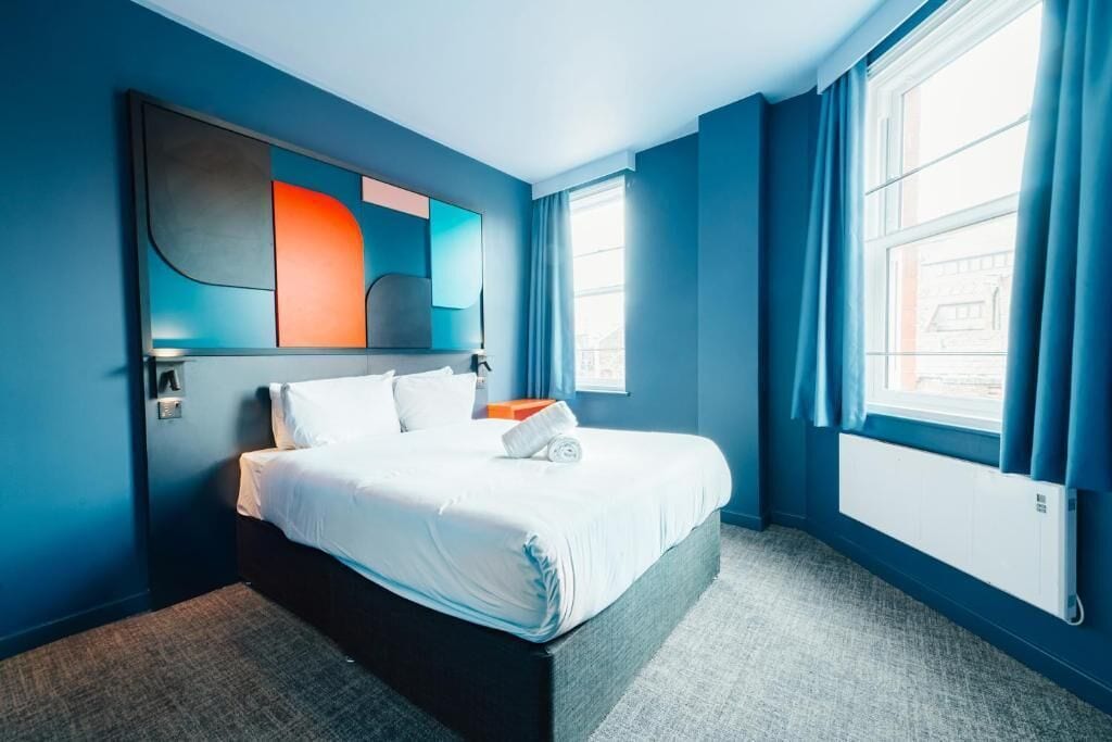 Private Ensuite Double Room | Skrivbord, mörkläggningsgardiner och sängkläder