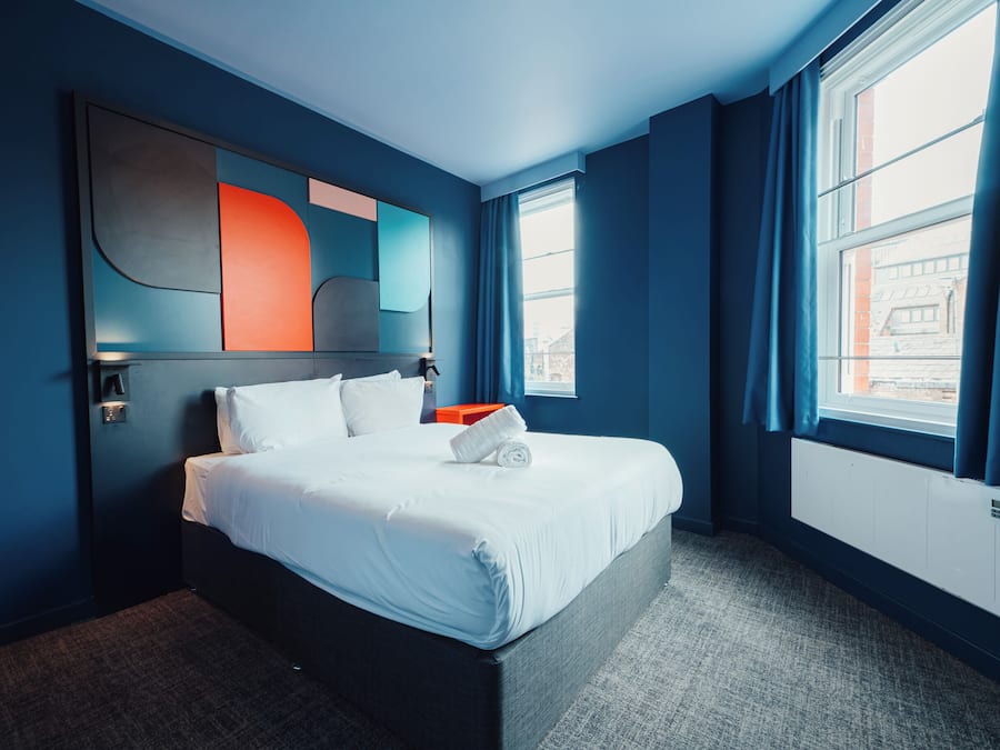 Skrivebord, mørklægningsgardiner, sengetøj