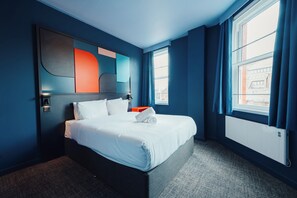 Schreibtisch, Verdunkelungsvorhänge, Bettwäsche