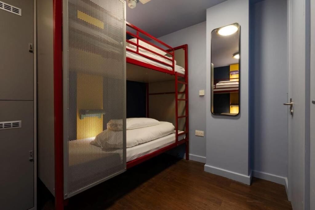 Bed in a 6 Bed Female Ensuite | Escritorio, cortinas opacas, ropa de cama