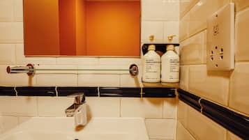 Ducha, jabón, shampoo, papel higiénico