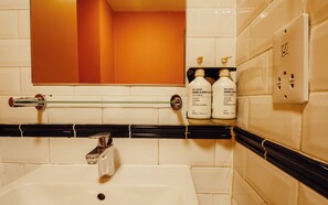 Chuveiro, sabonete, shampoo, papel higiênico