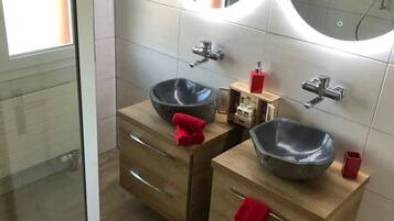 Douche, sĂšche-cheveux, serviettes fournies, savon