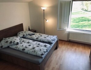 2 bedrooms, iron/ironing board, travel cot, free WiFi