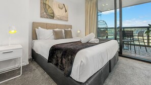 1 bedroom, desk, soundproofing, iron/ironing board - Ellerslie Sanctuary | Luxury Apt & Great Amenities (Auckland)