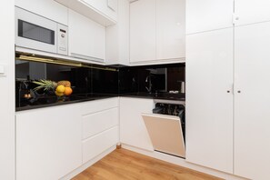Microwave, dishwasher, coffee/tea maker, electric kettle