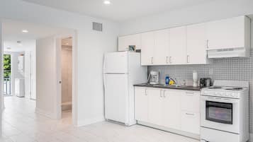 Refrigerador con freezer, microondas, horno, cafetera/tetera