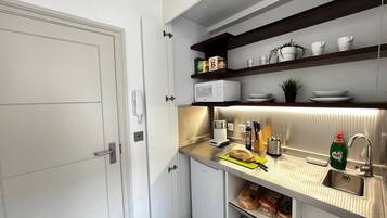 Kjøleskap, mikrobølgeovn, ovn og kokeplater