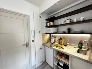 Fridge, microwave, oven, stovetop - Apt. 11 - Seaside Serenity Chic Studio Steps to Beach (Brighton and Hove)