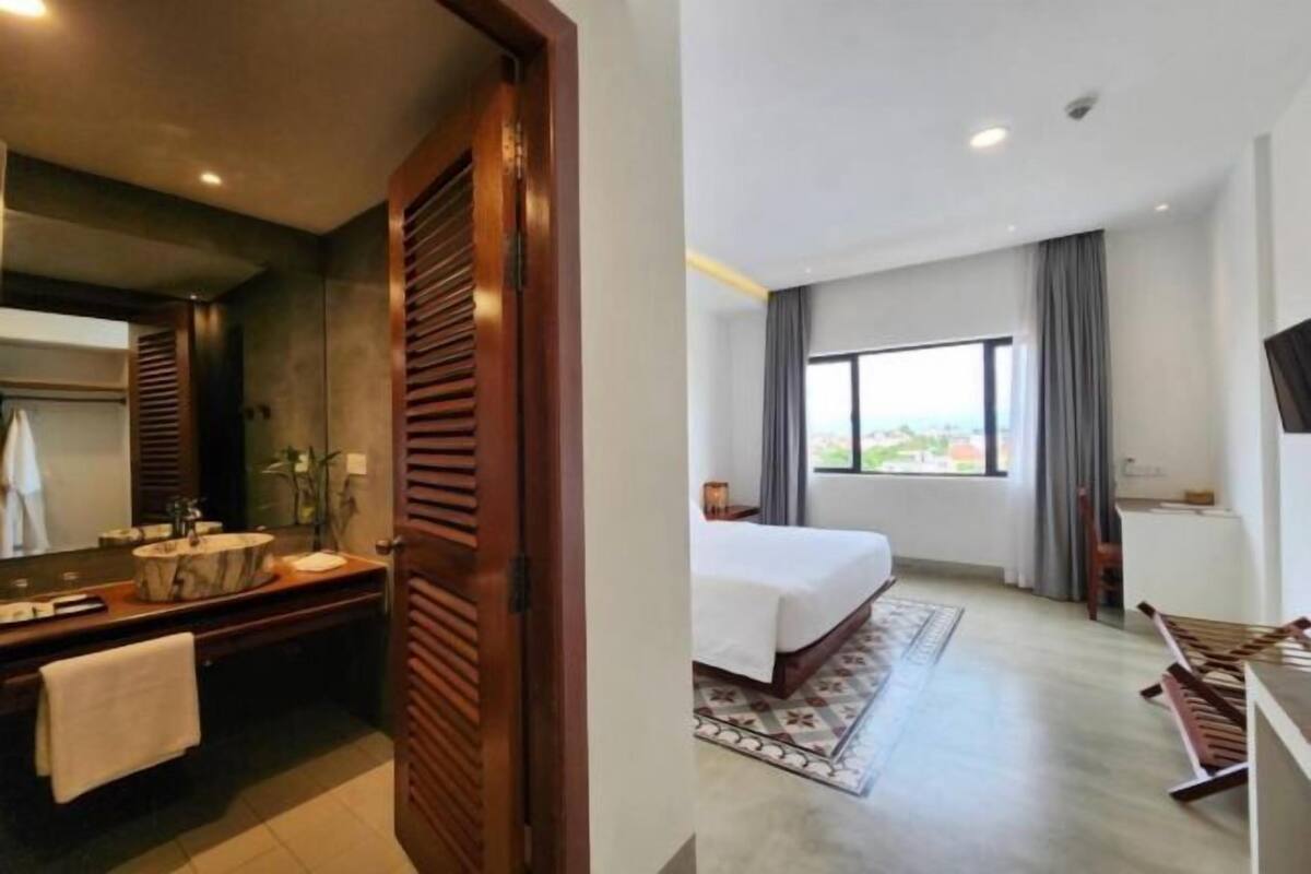 Premium bedding, down comforters, pillowtop beds, minibar