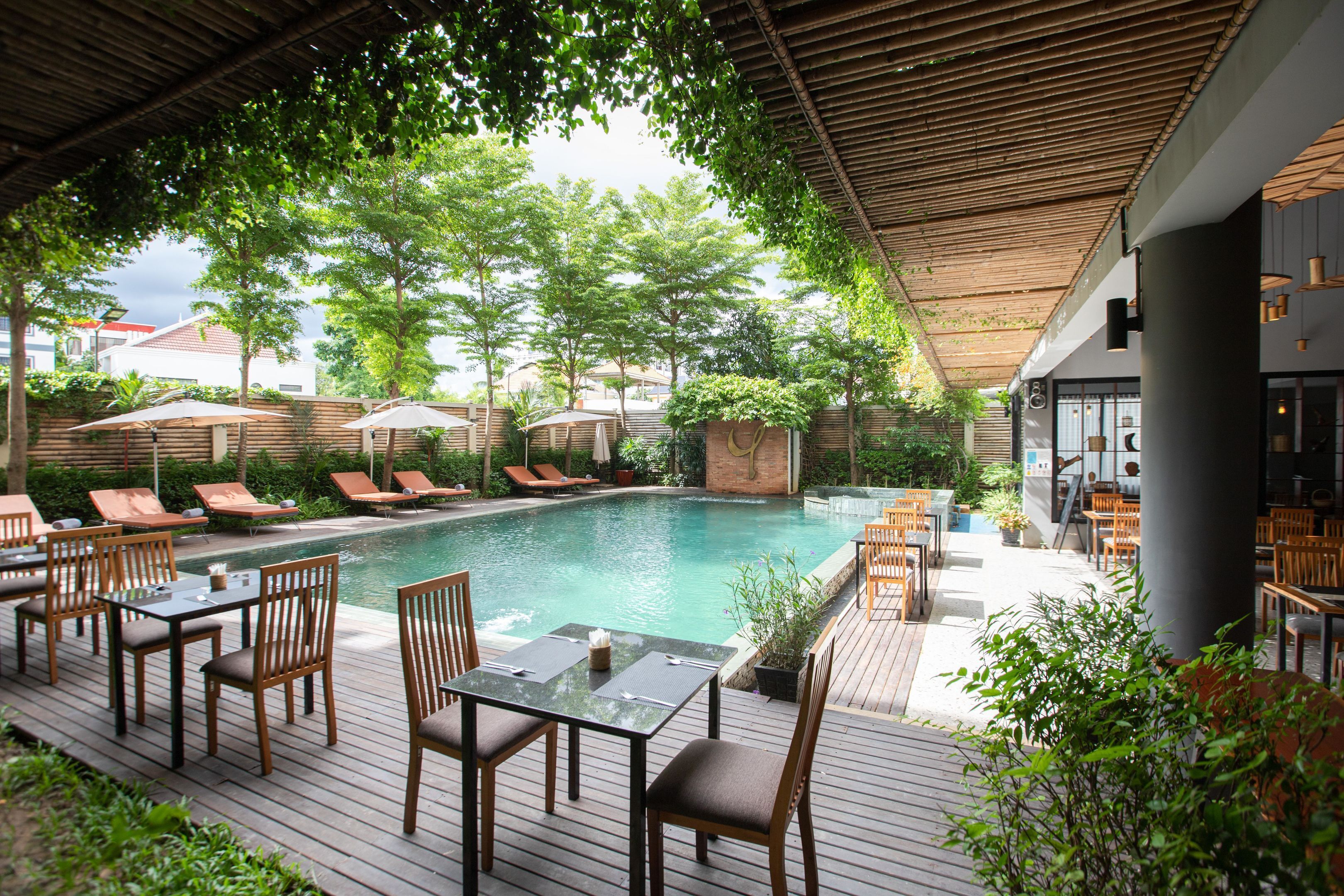 Utendørsbasseng og bassengparasoller