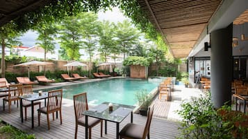 Ulkouima-allas avoinna 7.00–21.00, aurinkovarjoja