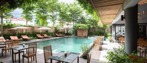 Utendørsbasseng og bassengparasoller