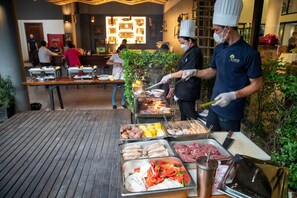 Sarapan dihidangkan, masakan tempatan dan antarabangsa, tepi kolam 