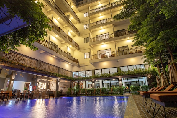 Alberca al aire libre y sombrillas en la alberca