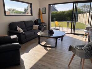 Una televisión, libros