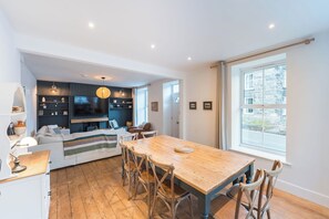 Smart TV, fireplace, stereo