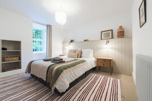 6 bedrooms, iron/ironing board, travel cot, free WiFi - The Walker's Retreat by Birch Stays (North Wales)