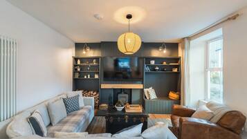 Smart TV, fireplace, stereo