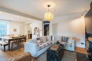 Smart TV, fireplace, stereo - The Walker's Retreat by Birch Stays (North Wales)