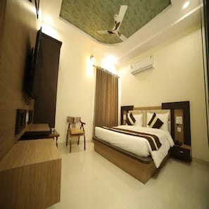 1 bedroom, desk, free WiFi, bed sheets - Hotel Amber  (Thanesar)