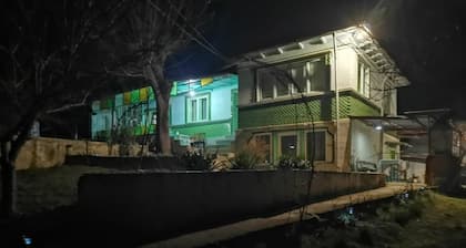 10 minutes to the Muddy Volcanoes! 5 bedrooms cozy Farmhouse pet-Friendly