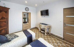 3 bedrooms, iron/ironing board, travel cot, free WiFi