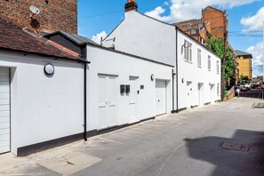 Exterior - City Centre 3-Bed Apartment – Sleeps up to 8 guests, with NCP car park next door (pay for parking). Walking distance to the Mayflower Theatre, shops, and transport. Ideal for families, groups, or business stays. (Southampton)